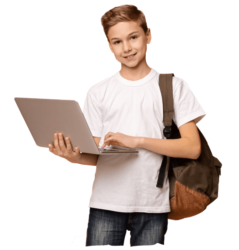 Zdjęcie przedstawiające uśmiechniętego chłopca korzystającego z laptopa.